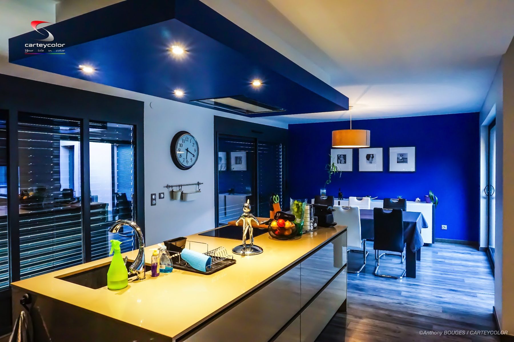 Cuisine au plafond et au mur bleu